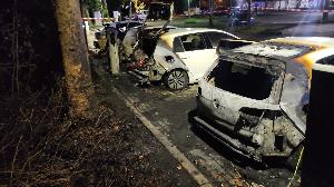 Brennende PKW auf einem Parkplatz